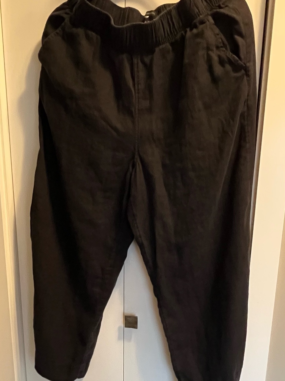 Tahari Linen Black Elastic-Waist Capris
